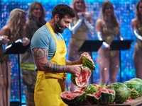 Даниэль Салем в арбузном соке соблазнял блондинок