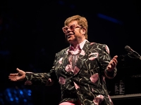 Элтон Джон отменил концерт из-за состояния здоровья