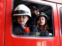 Испытание огнем: "пацанки" потушили пожар в машине