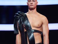 Незнакомец на "СуперИнтуиции" сделал сальто с 20-килограммовой штангой