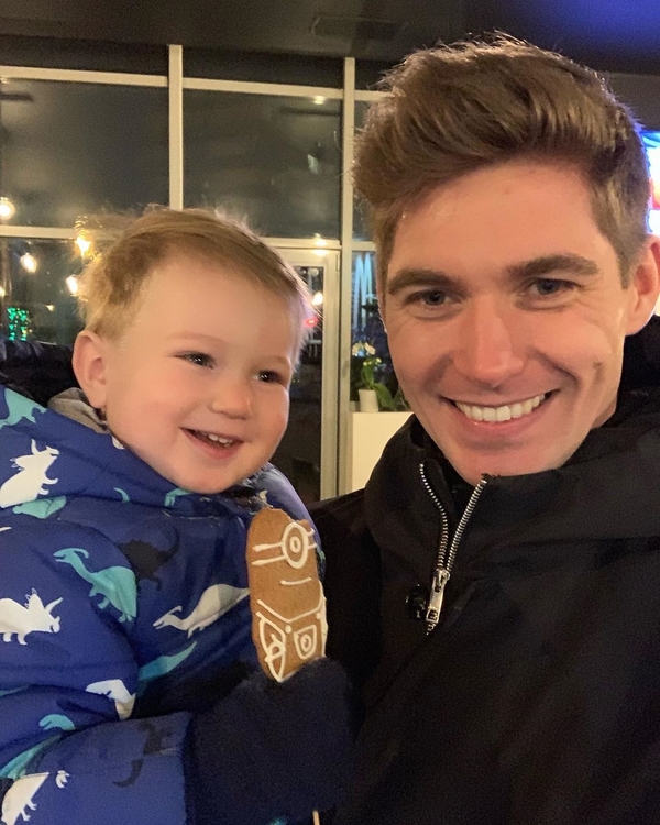 В заколках и бусиках: Остапчук показал, как проводит время с детьми в карантине