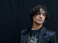 В Сети появилось видео, где актер Эзра Миллер напал на фанатку