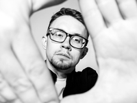 С гречкой и самурайским мечом: Рэпер Freel презентовал нетолерантный клип о карантине