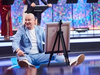 Качать пресс и рисовать портрет: Евгений Кошевой показал, как делает это одновременно