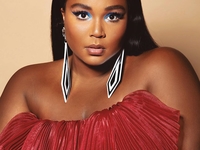 Очень откровенно: Пышнотелая рэперша Lizzo сделала фото в пикантном наряде