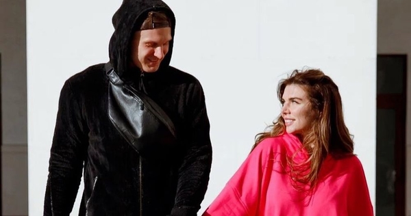 "Хочется уже увидеть вашу свадьбу": Седокова показала поцелуй с бойфрендом