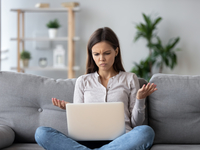 Отеки перед месячными: нормально ли это?