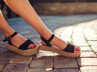 Имперский символ: ТОП-7 стильных моделей сандалий на лето 2020