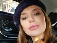 Закуталась в "чебурашку": Марченко в необычном наряде заговорила о счастье