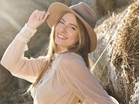 Звезда "Папика" Дарья Петрожицкая похвасталась стильной фотосесией