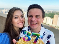 "Яркая пара": Комаров с супругой показали атмосферные фото с моря