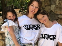 Милла Йовович показала подросшую дочь