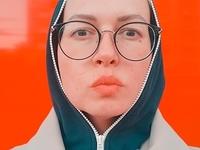Яся из шоу Майкла Щура появилась в женственном образе и драгоценностях
