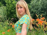 "За мной следят...": Леся Никитюк соблазнительно позировала в поле
