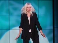 Певица Sia стала бабушкой спустя год после усыновления двух 18-летних парней