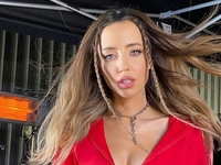 Надя Дорофеева показала роскошную фигуру в бикини