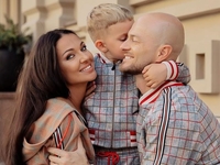 Влад Яма очаровал Сеть трогательной фотосессией с женой и 5-летним сыном