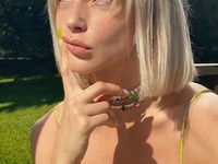 "Че такая худая?": Ведущая "Орла и решки" разделась ради образа