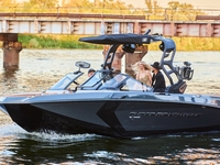 Вера Брежнева и MONATIK сбежали на катере с вечеринки в Киеве