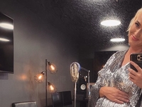 Кэти Пэрри обнажила животик на последнем месяце беременности