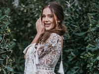 Победительница "Холостяка 10" заинтриговала снимками в свадебном платье