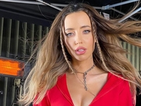 В гламурном розовом наряде: Надя Дорофеева проехалась в метро