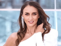 "Ты же мать": Анна Ризатдинова засветила грудь в откровенном платье