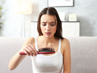 Трихолог развеяла популярные мифы о выпадении волос