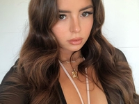 "Невероятная": Британская модель показала пышные ягодицы в пикантном наряде