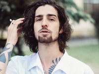 "Теперь мы знаем, в кого ты такой": Владимир Дантес показал фото мамы в юности