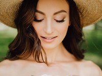 "Как вам новая я?": Бывшая жена Остапчука засветилась в ярких аутфитах