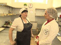 Яйца в фекалиях и котлеты с пылью: чем кормят депутатов Днепра