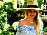 "Увлеклась хной": Бритни Спирс удивила фанов новым фото в купальнике