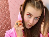 Jerry Heil презентовала лирик-видео на трек "Блогер"