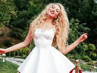 "Фигурка просто класс!": Оля Полякова поразила новым фото в купальнике