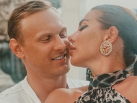 Не сдерживает чувств: Седокова запрыгнула на молодого жениха прямо на улице