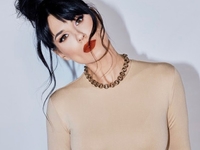 Стройная Ефросинина прогулялась по городу в пляжном наряде