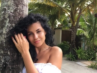 Каменских в бикини померилась ногами с полуголыми красотками