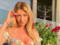 Леся Никитюк снялась на фоне раздетого мужчины