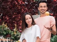 Как романтично: Екатерина Кухар в белоснежном платье позировала в объятиях мужа