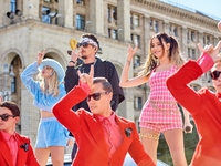 В окружении полицейских: Как дуэт "Время и Стекло" выступил в центре Киева