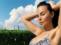 Жаркое фото: Настя Каменских позировала в мокром бикини с бахромой