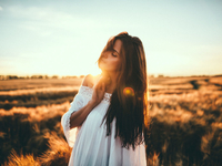 Полезно ли солнце для волос: рассказывает трихолог