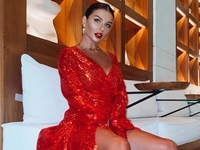 Загорелая Седокова засветила пышную грудь крупным планом