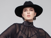 Кожаное мини и прозрачная блузка: MARUV похвасталась эффектным образом