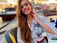 "Выживу?": Жена Дмитрия Комарова засветила грудь в пикантном наряде