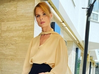 Урок этикета: Ольга Фреймут показала, как элегантно выйти из машины