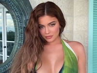 Кайли Дженнер поразила пышными формами в крошечном бикини