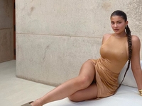 Кайли Дженнер засветила пышные формы в мокром купальнике