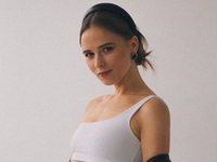 Анна Кошмал поделилась редким фото в купальнике